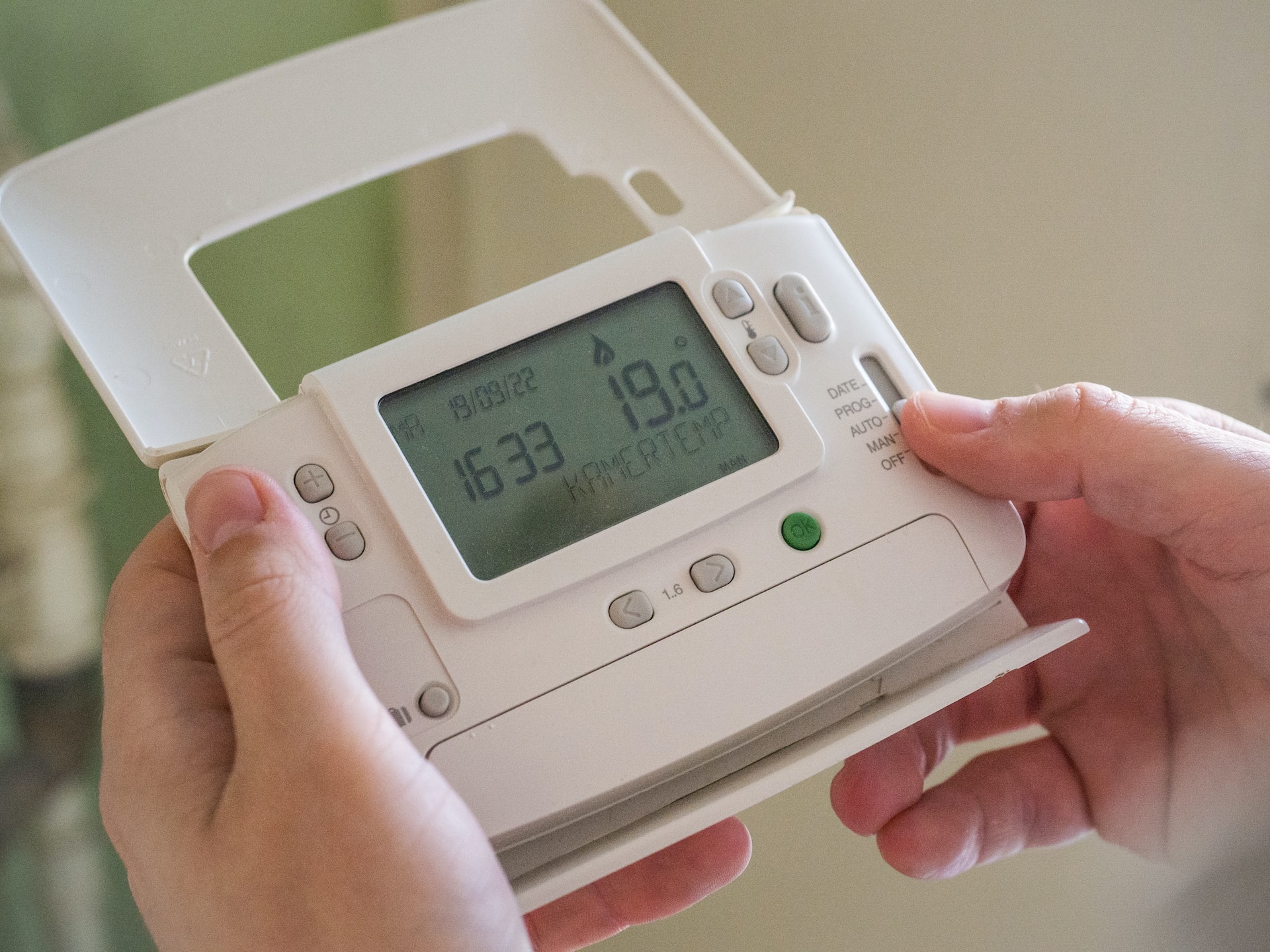 Programmable Thermostat Vs Non Programmable